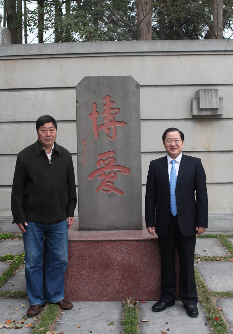 金壮龙校友与高中时班主任庄全国老师的合影