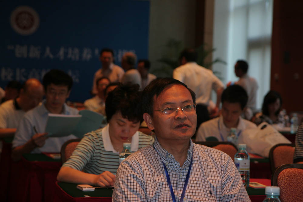 张裕良校长在中学校长高峰论坛上