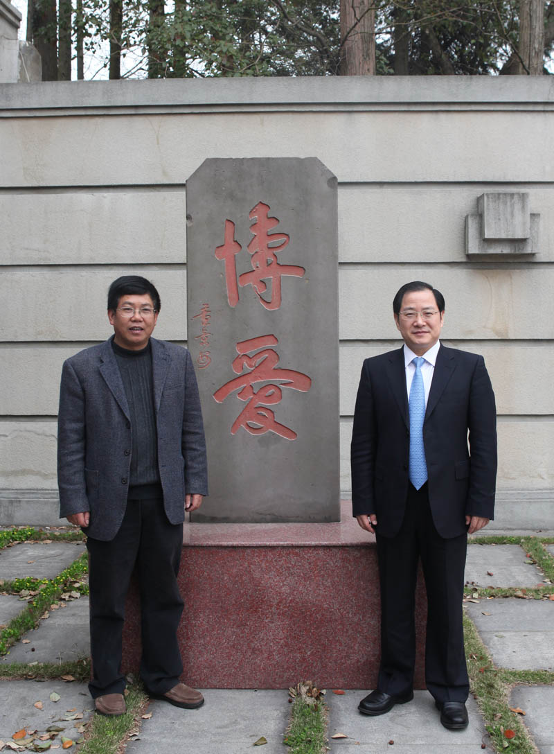 唐华校长与金壮龙校友（右）合影