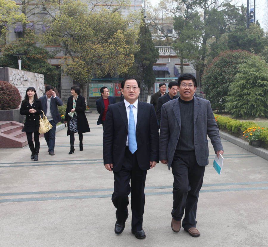 金壮龙校友在唐校长陪同下参观校园